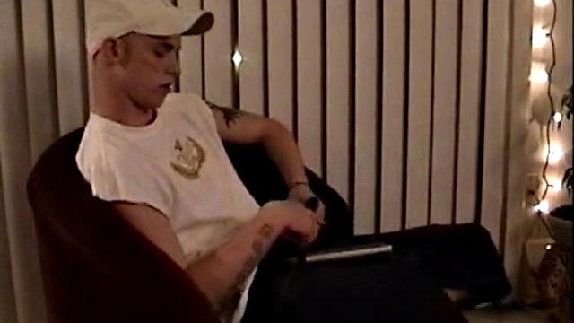 Смотри, как Маршал сосет член парню и кончает ему в рот