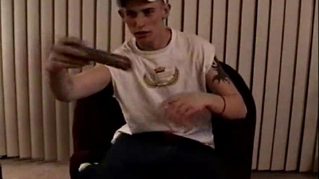 Смотри, как Маршал сосет член парню и кончает ему в рот