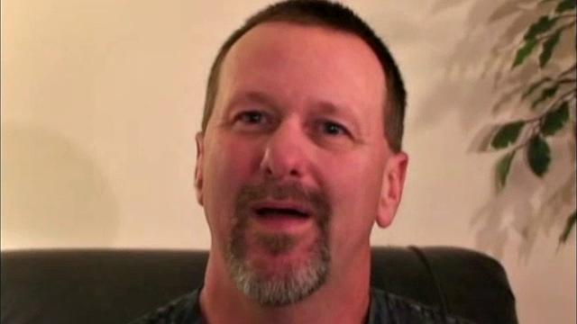 Джои дрочит работяге и доводит до кончи