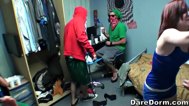 игра в кубик быстро переросла в групповуху