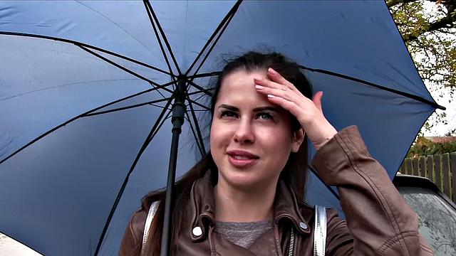 дождь не помеха - бабки дороже, раздвигает ноги в машине