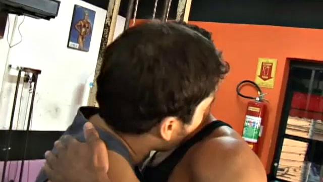 Ciao, the muscle bound Latino gym instructor, gives cute Poax an extra lesson in gay bareback sex