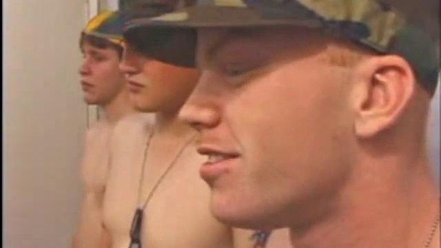 Два моряка получают минет от взрослого скейтера, мужской групповой секс для настоящих ценителей гей-порно.
