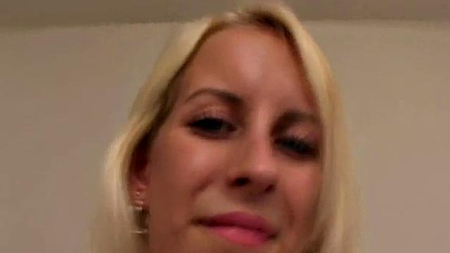 блондинка страстно отсасывает член крупным планом