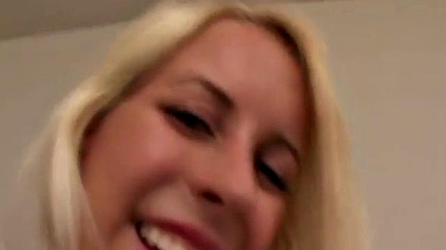блондинка страстно отсасывает член крупным планом