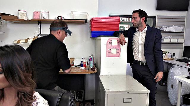 Шлюха с большими сиськами Алексис Зара попалась на краже, и коллега её трахает, чтобы она молчала