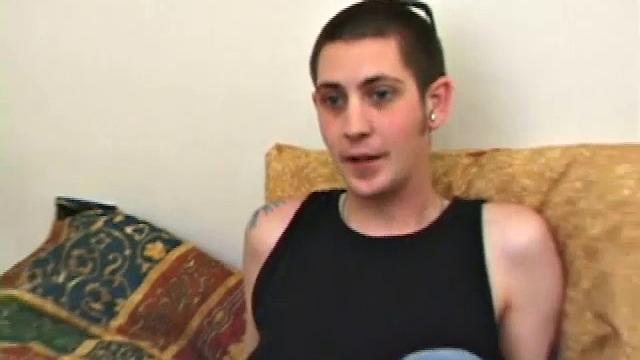 Аарон Ми дрочит член и играет с жопой, показывая тату