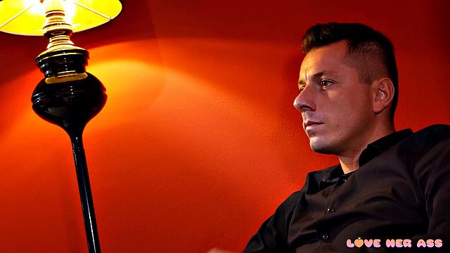 жгучая латинка в черном белье трахается анально с прикованным парнем