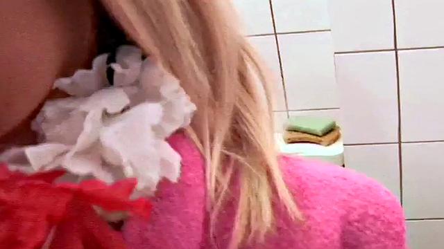 блондинка нимфоманка получает жёстко на улице