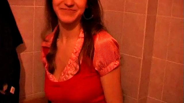 Сицилия раздевается в раздевалке и берет член в рот