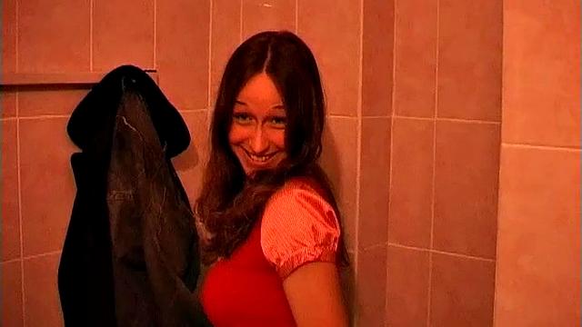 Сицилия раздевается в раздевалке и берет член в рот