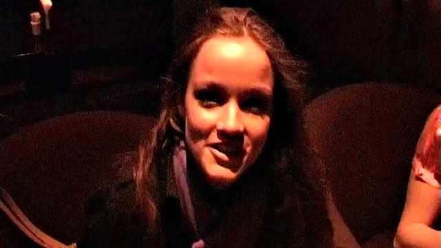 Сицилия раздевается в раздевалке и берет член в рот