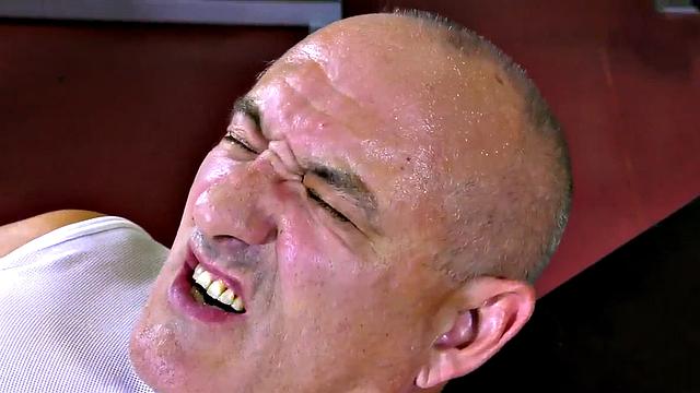 Gym babe deepthroating trainer