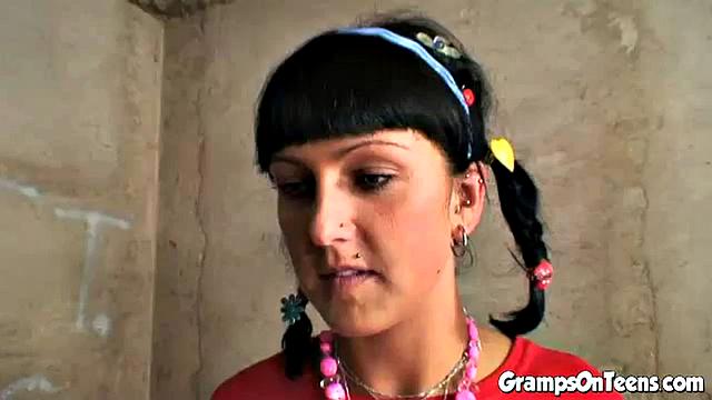 Миниатюрная брюнетка трахается с пожилым ветераном в палатке и глотает сперму старика.