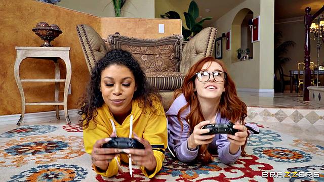 Геймерша Мади Коллинз прерывает игру, чтобы отлизать подруге, и roommate разрывает обеих на диване!