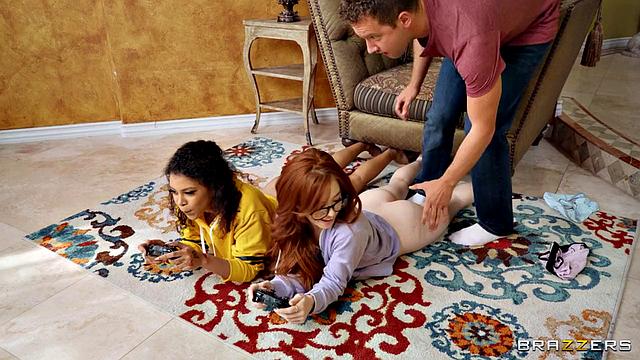 Геймерша Мади Коллинз прерывает игру, чтобы отлизать подруге, и roommate разрывает обеих на диване!