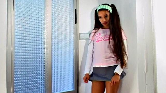 Латинка с аппетитной фигуркой страстно ласкает свою киску на камеру в pov-съёмке.