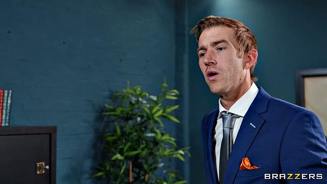 Взрослая блондинка трахается с директором в офисе школы