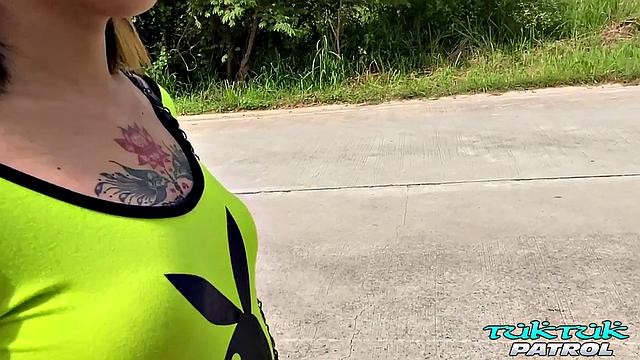 Татуированная тайская бестия разносит толстый белый член