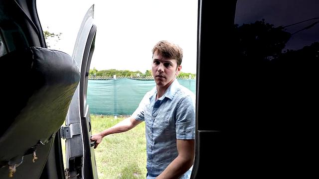 настоящий мачо жарит парня в бусе и кончает на лицо