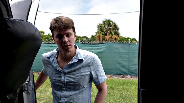 настоящий мачо жарит парня в бусе и кончает на лицо