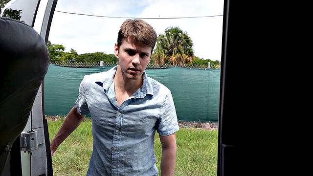 настоящий мачо жарит парня в бусе и кончает на лицо