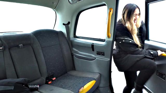 Amateur Asian babe gets her tight pussy nailed in the taxi