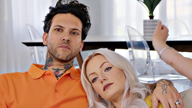 татуированная брюнетка в очках сосёт в шортах на диване