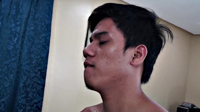 Real amateur Asian twink bareback fucked by small dick