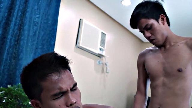 Real amateur Asian twink bareback fucked by small dick