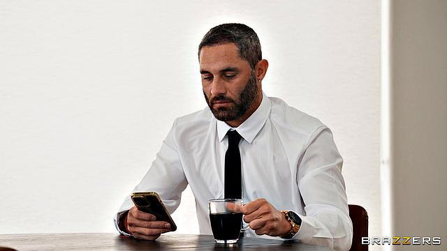 Бренди Салазар доминирует и заставляет Дэймона Дайса выложиться на анале, рискуя быть пойманной женой!