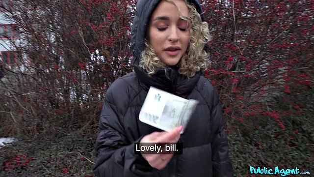 Маленькая блондинка из модельного кастинга с радостью развела на секс и деньги, а потом села на лицо и не пожалела ни секунды.