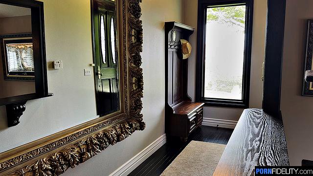 Линдси Ли не успела войти, уже глотает Мэдисона и ловит кремпай прямо на полу. А потом ещё спермы у бассейна - отдыхать нельзя, когда тебя так жарко трахают!