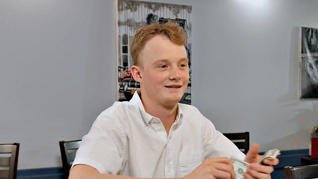 Невысокий парень жёстко трахается с зрелой с большой жопой на толчке