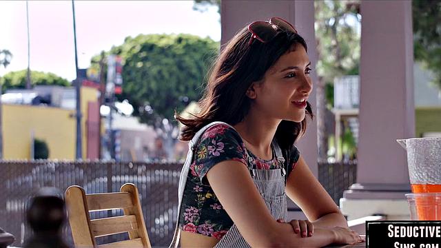 Две зрелые лесбиянки нежно ласкают друг другу киски и страстно целуются перед камерой.