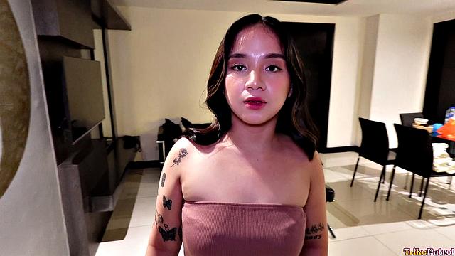 Азиатка с гладкой киской сосёт и катается на члене в разных позах.