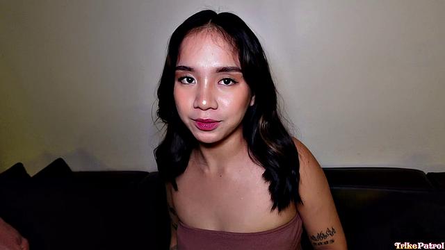 Азиатка с гладкой киской сосёт и катается на члене в разных позах.