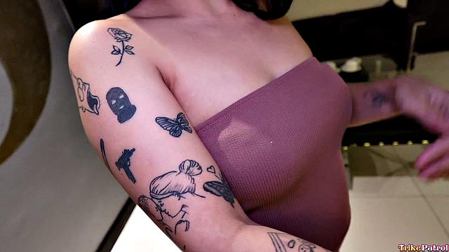 Азиатка с гладкой киской сосёт и катается на члене в разных позах.