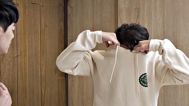 Азиатская мамка Бэд Бэд соблазняет друга сына страстным минетом