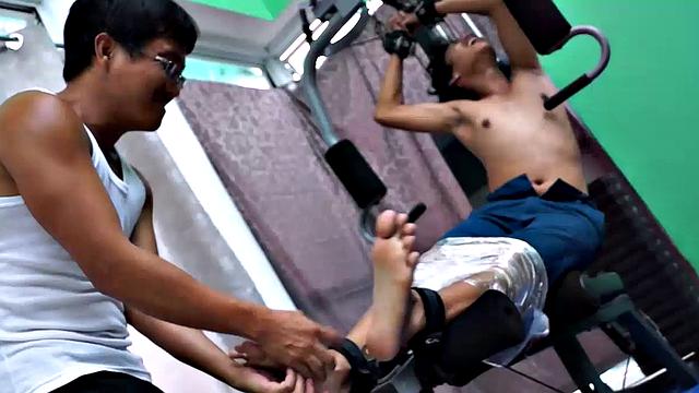 азиатский твинг в спортзале: связан и щекочут до пота