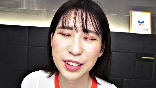 Hitomi Kanzaki is back and shows her blowjob skills