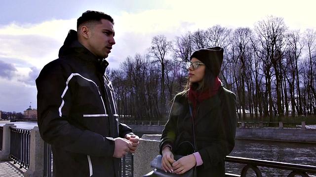 ботаничка в очках сперва на четвереньках - потом скачет как учёная