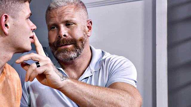 мускулистый отчим трахает взрослого пасынка дилана хейса