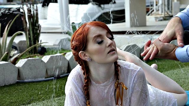 Рыжая трахается и сосет по-взрослому