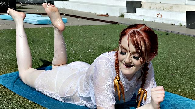 Рыжая трахается и сосет по-взрослому