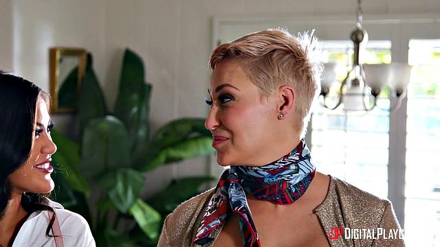 Латиноамериканская жена изменяет мужу дома с любовником, крупная попка и страсть на диване в гостиной - Райан Кили и Сет Гэмбл разогревают семейные отношения в реальной измене.