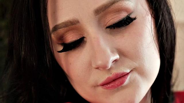 Nyx Monroe: Topheavy & Tight