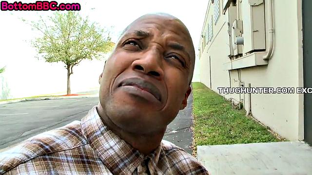 чёрный парень получает по полной от белого на улице