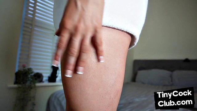 Блондинка смеётся над фотками маленьких членов и унижает парней в переписке.