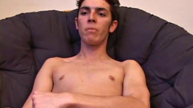 Брэйди Уокер не может удержаться и дрочит до конца